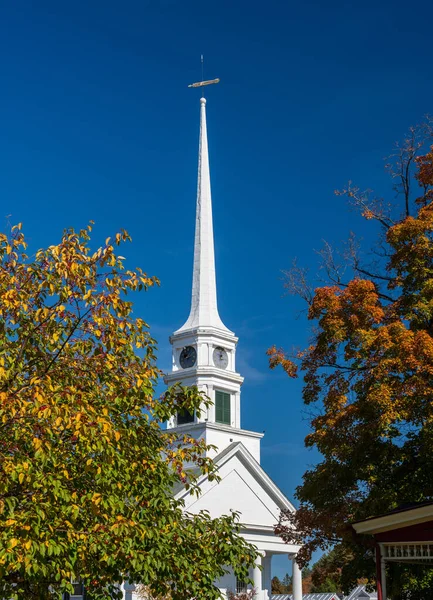 Steeple Van Stowe Community Church Tegen Herfstkleuren — Stockfoto