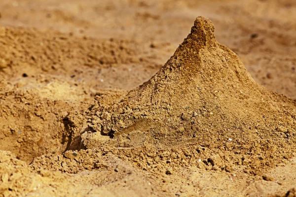 Een piramide van zand in de zandbak — Stockfoto