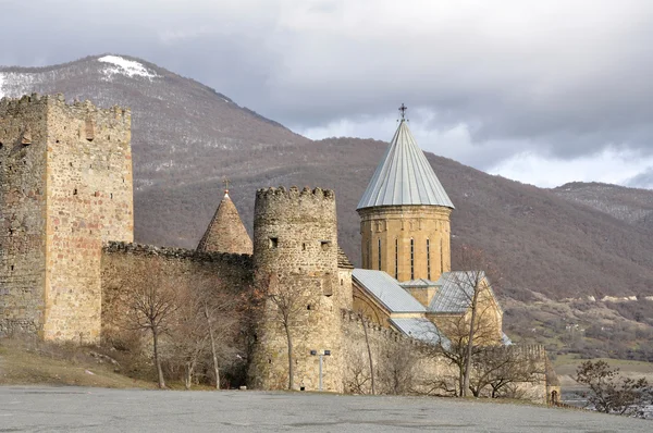 Forteresse d'Ananuri sur la route militaire géorgienne — Photo