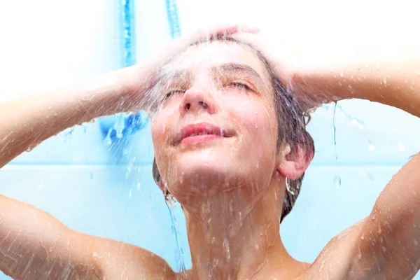 Niño bañándose bajo una ducha Fotos de stock libres de derechos