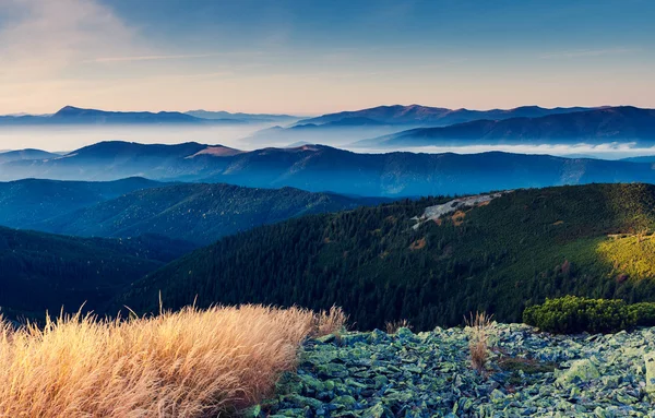 Giornata di sole è nel paesaggio montano . — Foto Stock