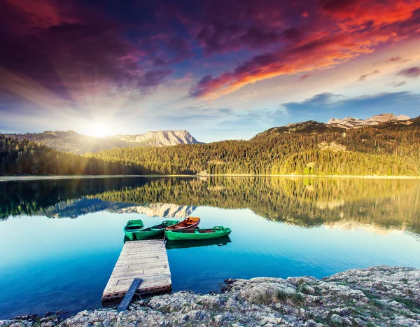 Lago negro no Parque Nacional de Durmitor — Fotografia de Stock