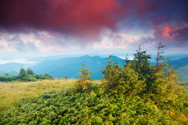 Puesta de sol en el paisaje de las montañas —  Fotos de Stock