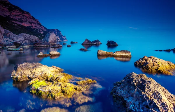 Морський пейзаж і каміння — стокове фото