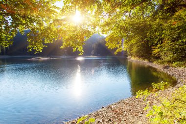 Turkuaz dağlar göl synevir.