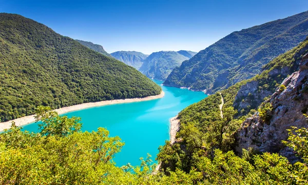 Piva canyon com seu fantástico reservatório. — Fotografia de Stock