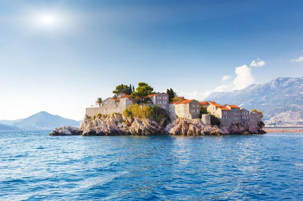 Sveti Stefan, pequena ilhota e resort em Montenegro. — Fotografia de Stock