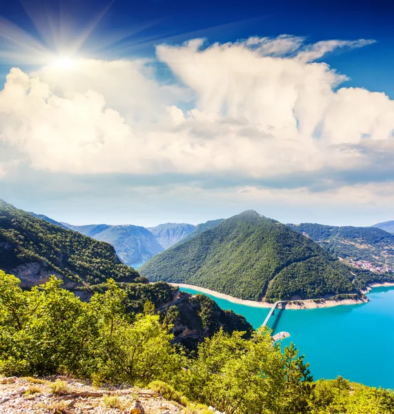 PIVA canyon med dess fantastiska reservoar. — Stockfoto