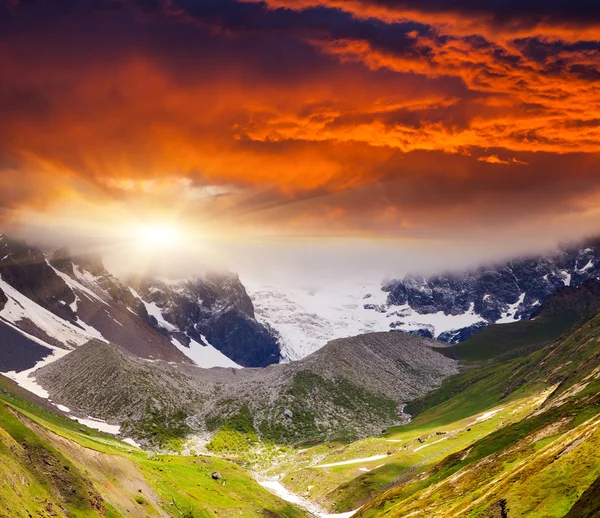 Dağlar peyzaj renkli görkemli günbatımı. — Stok fotoğraf