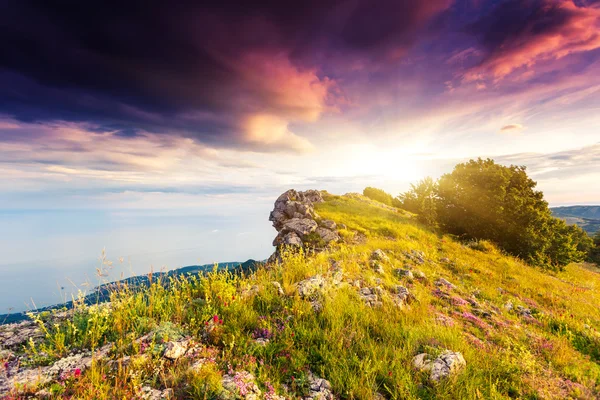 Tramonto maestoso nel paesaggio montano. — Foto Stock