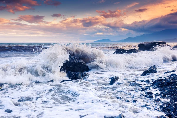 Atardecer de verano majestuoso sobre el mar tormentoso. — Foto de Stock
