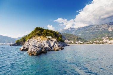 budva Rivierası üzerinde masmavi deniz.