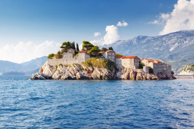 Sveti Stefan, Karadağ 'da küçük bir ada ve tatil beldesi.