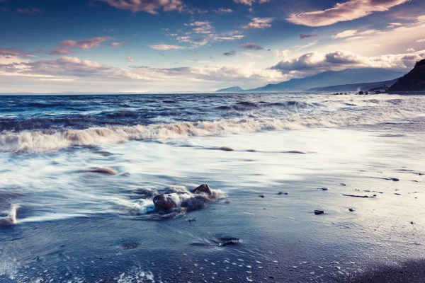 Majestic yaz günbatımı fırtınalı denize. — Stok fotoğraf