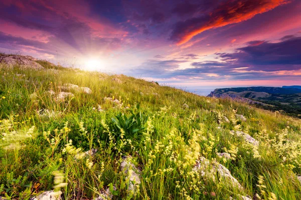 Majestoso pôr do sol na paisagem das montanhas. — Fotografia de Stock