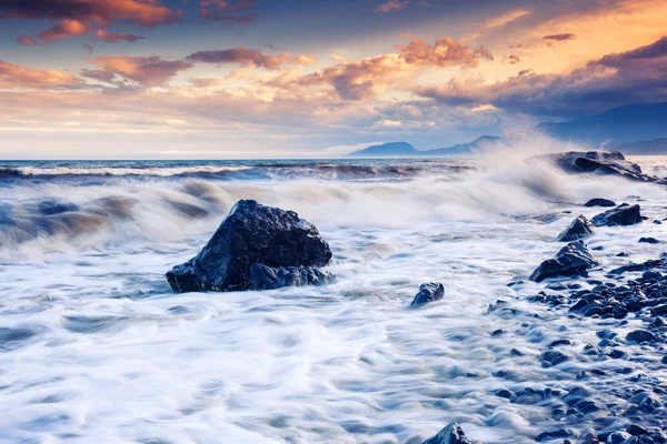 폭풍우 치는 바다 위에 장엄한 여름 일몰. — 스톡 사진