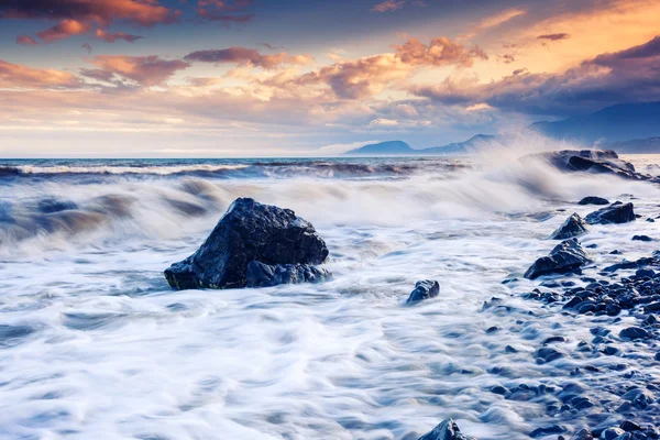 Atardecer de verano majestuoso sobre el mar tormentoso. — Foto de Stock