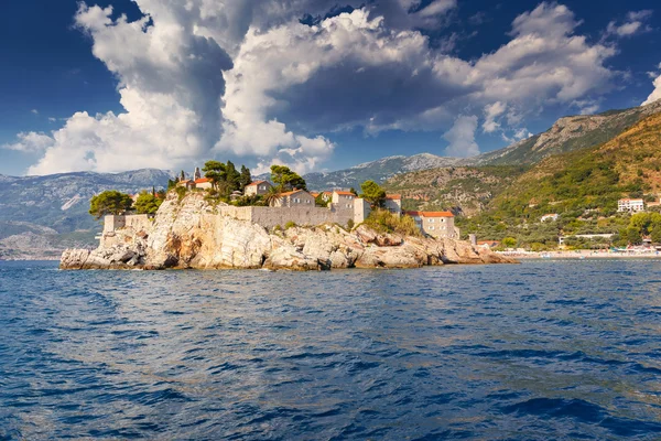 Светі Стефан, невеличкий острів і курорт в Чорногорії.. — стокове фото