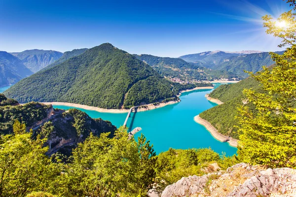 PIVA canyon med dess fantastiska reservoar. — Stockfoto