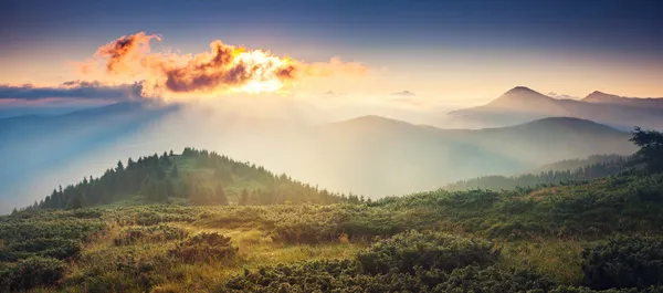 Zonsondergang in het berglandschap — Stockfoto