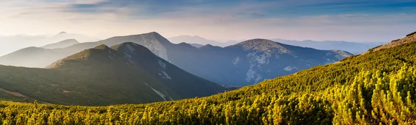 美丽乡村高山景观的看法. — 图库照片