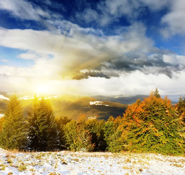 Ekim ayında ilk kış kar ile dağ — Stok fotoğraf