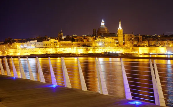 Éjszakai kilátás Valletta sliema. — Stock Fotó