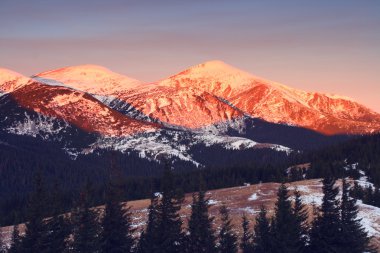 Kış dağlarda günbatımı