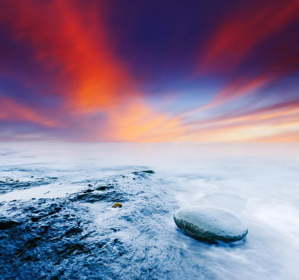 Zonsondergang boven de zee — Stockfoto