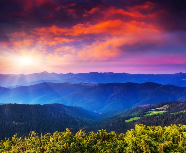 Zonsondergang in de bergen — Stockfoto