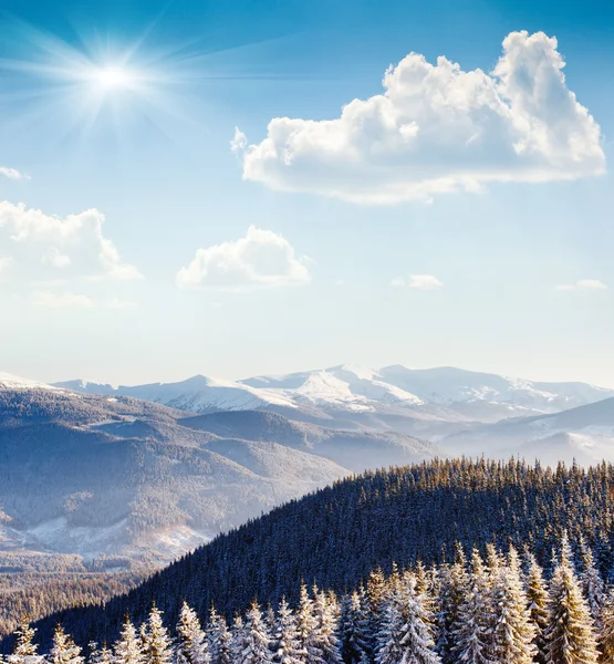 Día helado y soleado está en las montañas — Foto de Stock