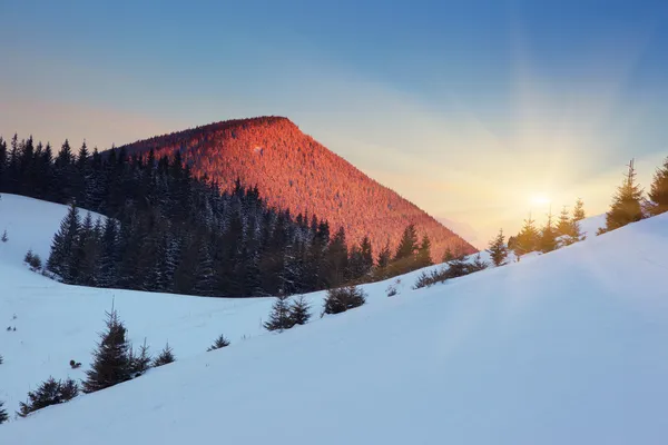 Majestueuze zonsondergang in de winter-bergen — Stockfoto