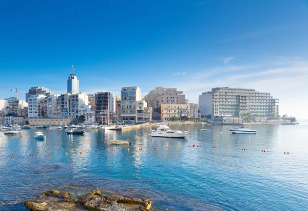 Stad aan de kust met boten. — Stockfoto