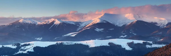 Ηλιοβασίλεμα το χειμώνα βουνά τοπίο — Φωτογραφία Αρχείου