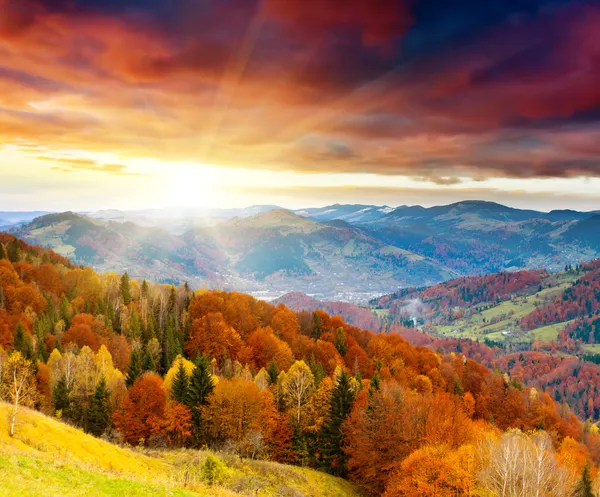 Sonnenaufgang in den Bergen — Stockfoto