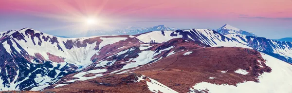 Salida del sol en las montañas — Foto de Stock