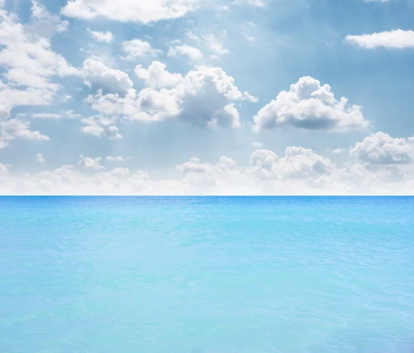 Bulutlar ve deniz deniz manzarası — Stok fotoğraf