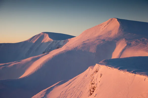 Solnedgång i vinter bergen — Stockfoto