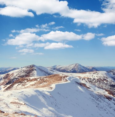 güneşli bir gün dağ manzarası var