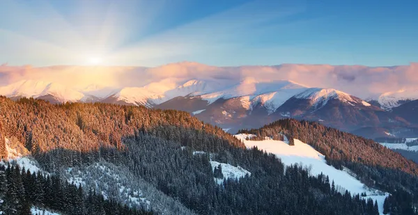 Zonsondergang in de winter-bergen — Stockfoto