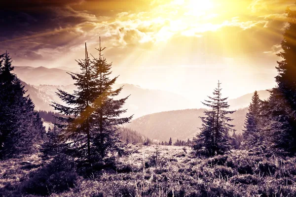 Puesta de sol en el paisaje de las montañas — Foto de Stock