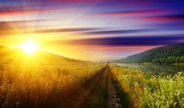 Sommar solnedgång i floden. — Stockfoto