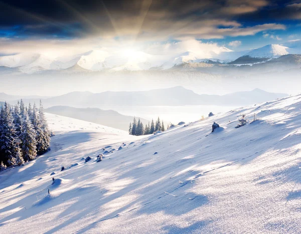 Frostiga och solig dag är i bergen — Stockfoto