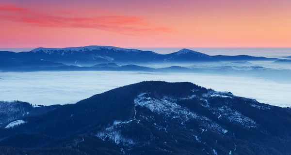 Zonsondergang in de winter-bergen — Stockfoto