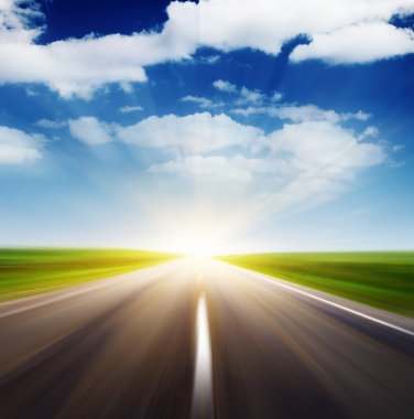 bulutlu gökyüzü ve güneş ışığı ile yol