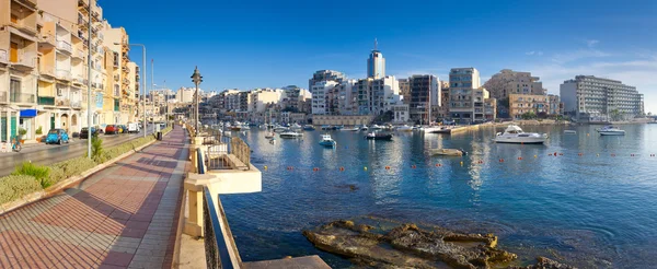 Malta krajiny u moře s čluny — Stock fotografie