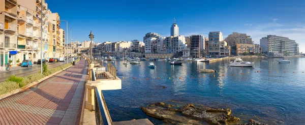 Paisaje de Malta en la orilla del mar con barcos — Foto de Stock