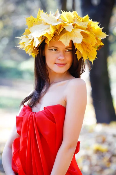 Woman in the autumn park — Stock Photo, Image