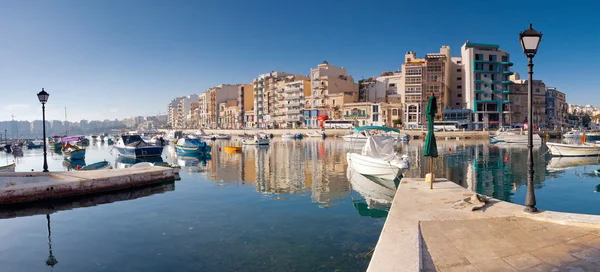 Malta pobřeží s čluny — Stock fotografie