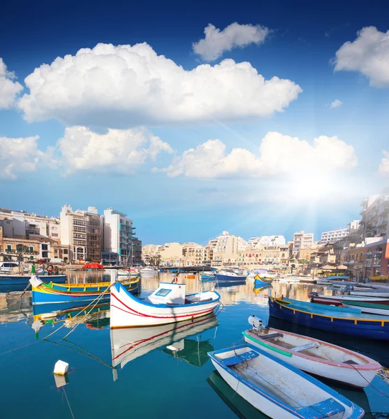 Barcos en la isla mediterránea de malta. — Foto de Stock